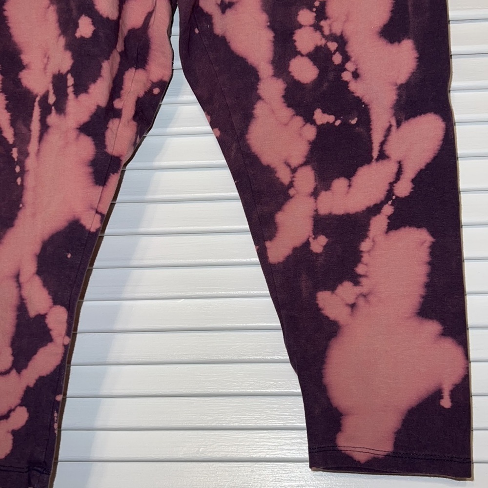 Bleach Dye Capri Leggings - Picture 3 of 9